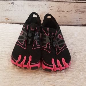 Fila Skeletoes Lite Black & Hot Pink Sneak…
